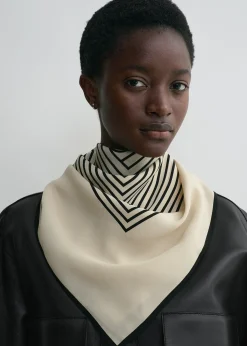 Centered monogram silk scarf crème